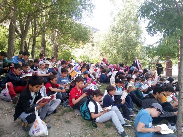 Piknik’te Kitap Okudular