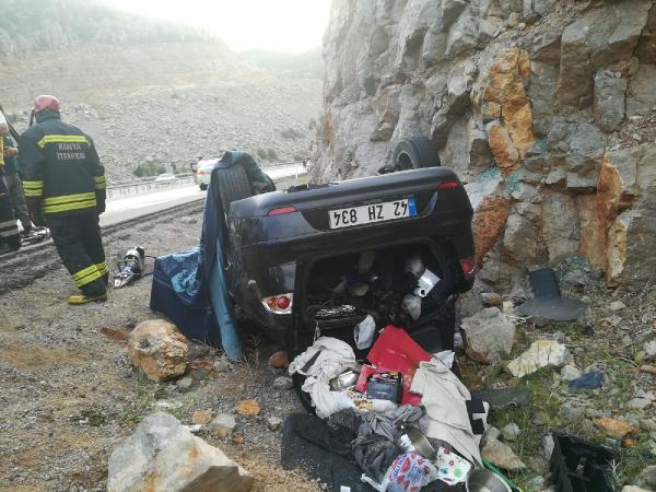 Konya'da otomobil kayalıklara çarptı: 1 ölü, 1 yaralı
