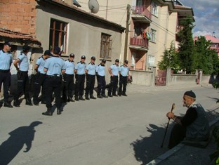 Çevre sakinleri evi yakmak istedi