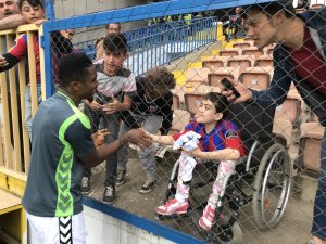 Eto’o engelli taraftarı sevindirdi