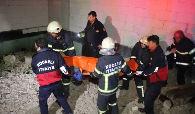 Bıçaklayıp inşaata attılar...