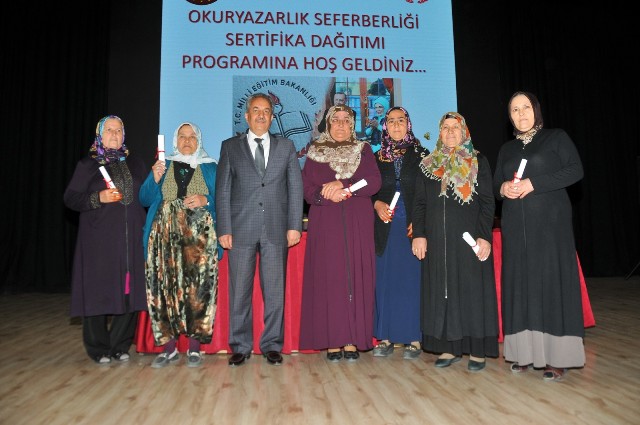 Okuryazarlık Seferberliği Projesinde kursa katılanlara sertifika