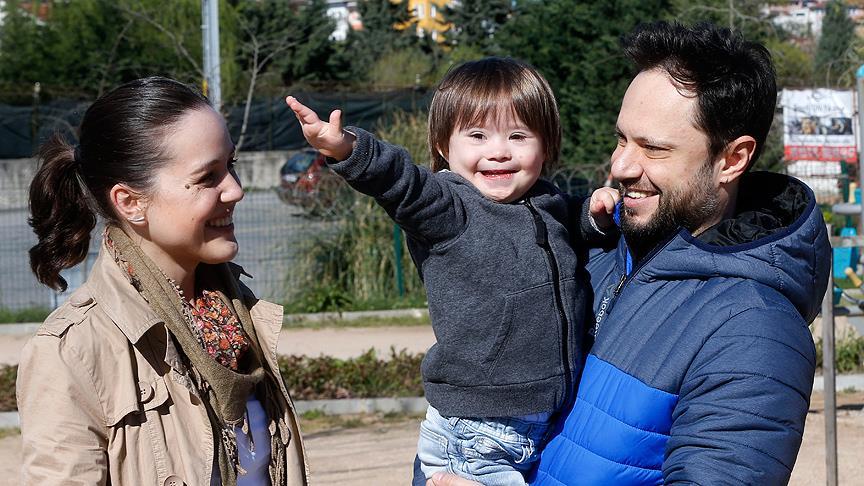 Kemancı anne ve şarkıcı babanın downlu oğlu müzikle büyüyor