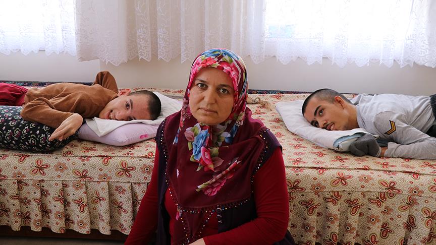 Engelli ikizlere gözü gibi bakıyor