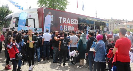 Trabzonsporlu oyuncular imza gününe katıldı