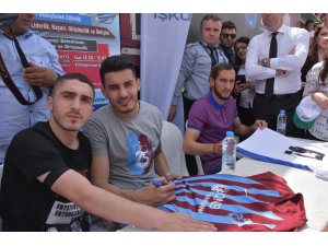 Trabzonsporlu futbolcular imza gününde