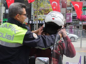Konya'da motosiklet sürücülerine kask dağıtıldı