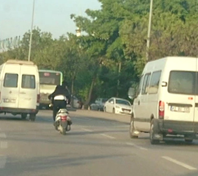 Ayakta Motor Sürdü, Araçların Arasında Makas Attı