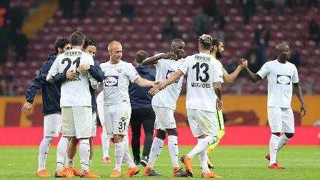 Akhisarspor 4 oyuncu ile sözleşme yeniledi