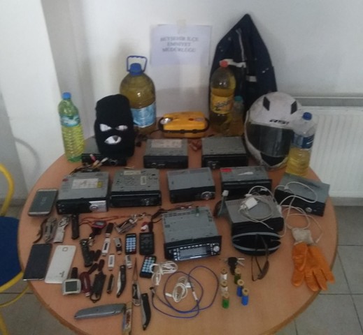 Kar maskeli oto teybi hırsızları yakalandı