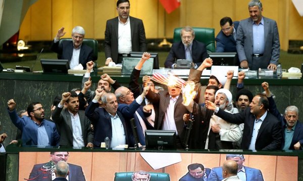 İran Meclisinde ABD bayrağı yakıldı