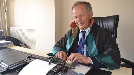 Görme engelli avukat 33 yıldır davaları aydınlatıyor