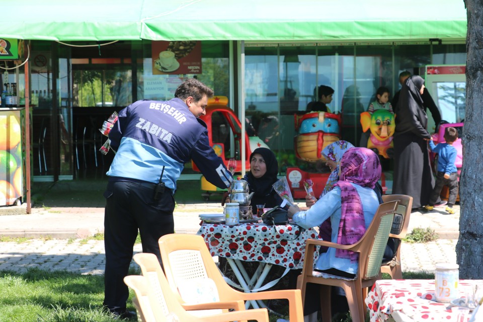 Beyşehir’de zabıta görevlilerinden annelere karanfilli kutlama