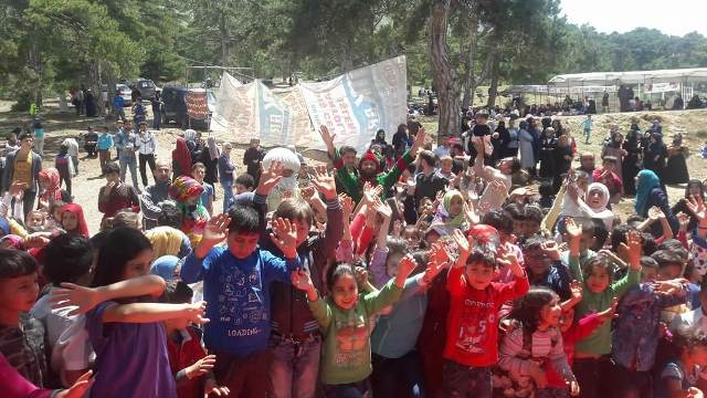 Oyuncaksız Çocuklar İçin Derneği Çocukları mutlu etmeye devam ediyor.