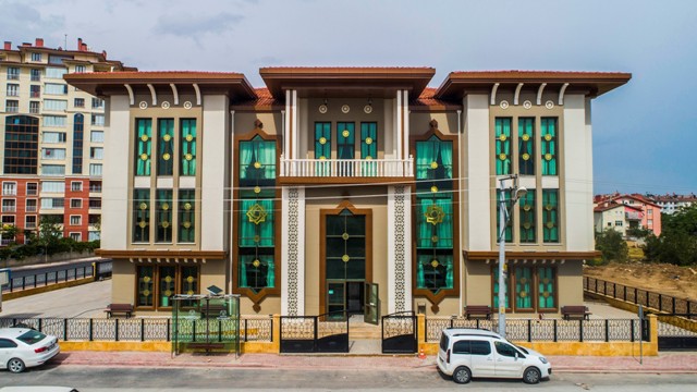 Fahrünnisa Hatun Kültür Merkezi göz dolduruyor