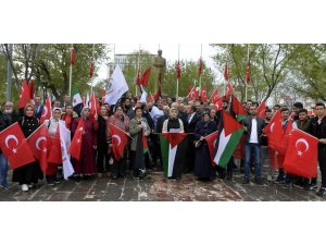 İlk olarak İstiklal Marşı'nı okumayı öğrendi