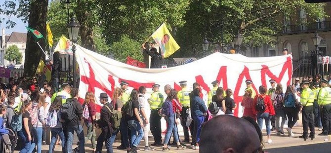PKK yandaşları Londra'da "tamam" pankartı açtı