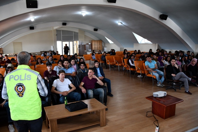 Lise öğrencilerine trafik eğitimi verildi