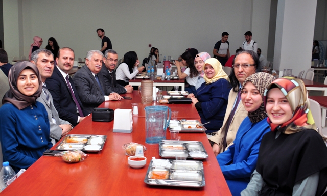 Rektör Şeker ilk iftarı öğrencilerle yaptı