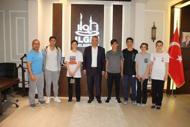 Başkan Karahan 6 Sporcu öğrenciye Hediye Verdi