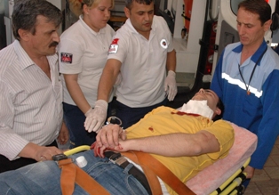 Komşusunu maket bıçağıyla yaraladı