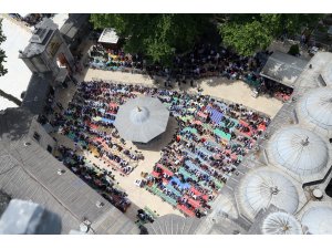 Ramazanın ilk cuma namazında Filistinliler için dua