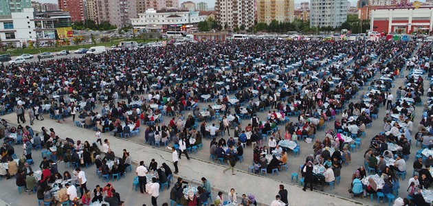 Konya'da dev iftar sofrası!