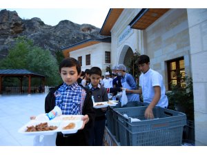 Bin kişi Somuncu Baba Külliyesi'nde iftar etti