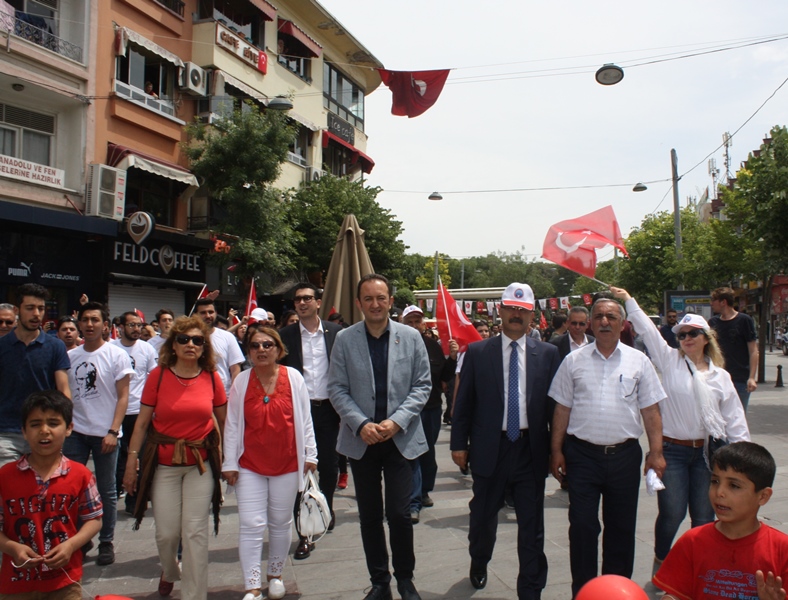 Bayraklı yürüyüşe katılım yoğundu