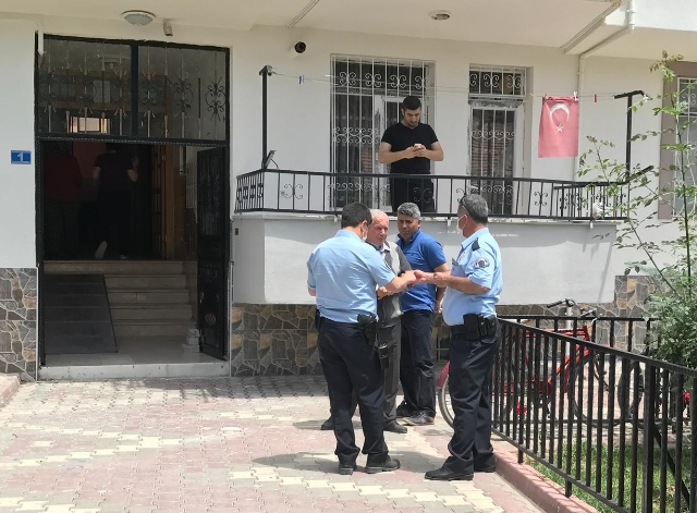 Emekli öğretmen yatağında ölü bulundu
