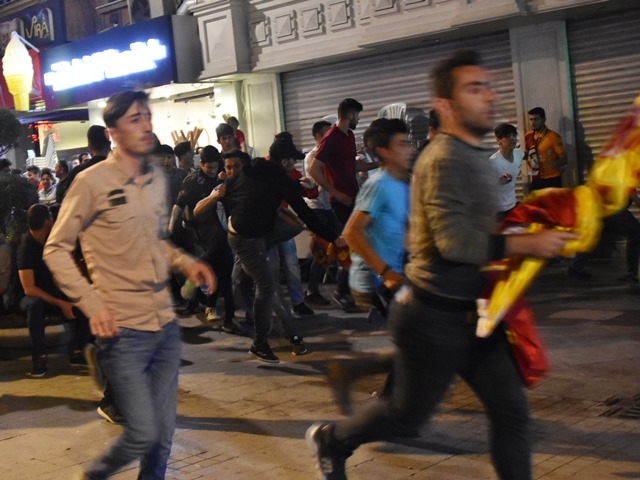 Galatasaraylı ve Konyasporlu taraftarlar arasında kavga