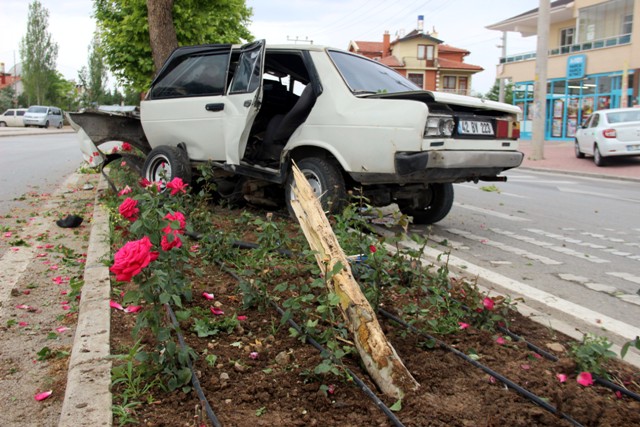 Hurdaya dönen otomobilden yaralı olarak kurtuldu