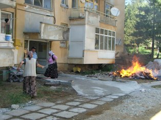 Balkondan aşağı atıp ateşe verdi