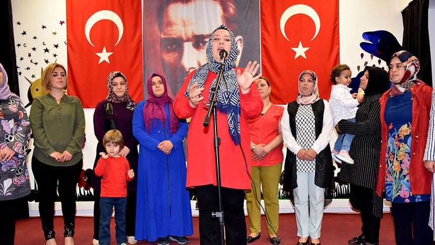 Anneler korosu sahnede