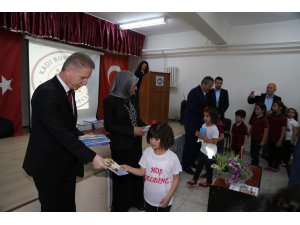 Öğrencilere "Dedem Kadı Burhaneddin" kitabı dağıtıldı