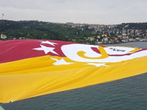 Galatasaray bayrakları Boğaz'a asıldı