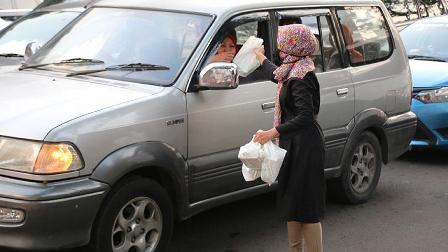 Endonezya'da trafikte kalanlara iftariyelik hizmeti