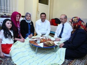 Ahmet Sorgun  çat kapı iftar yaptı