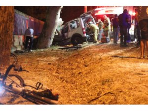 GÜNCELLEME - Hafif ticari araç önce bisikletlilere sonra ağaca çarptı