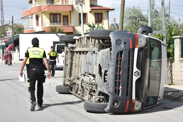 Öğrenci Servisi, Kamyonetle Çarpıştı: 5 Öğrenci Yaralı