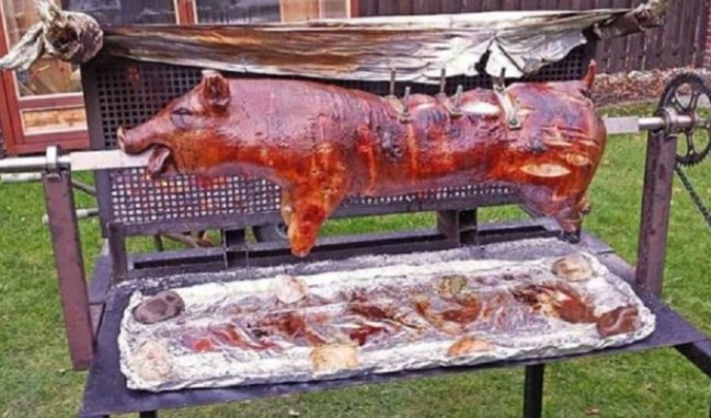 Ramazan'da cami önünde domuz çevirme rezaleti!