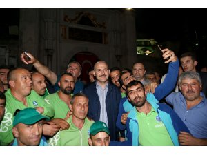 Bakan Soylu Eyüp Sultan'da sabah namazı kıldı