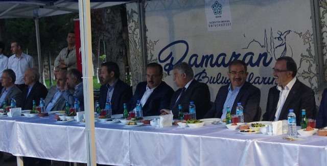 Kardeşleriyle paylaşan bir milletiz