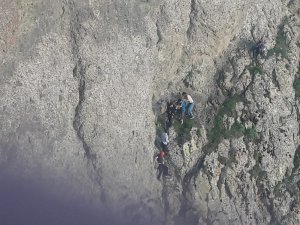 Kayalıktan düşen genç hayatını kaybetti