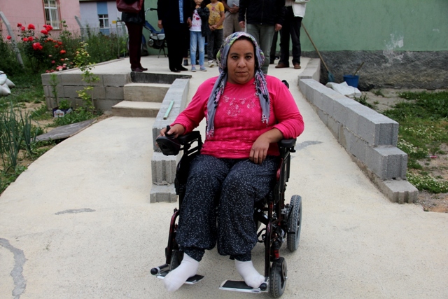 Engelli Palaz'ın akülü araba sevinci