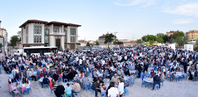Konyalılar mahalle iftarlarında buluşuyor
