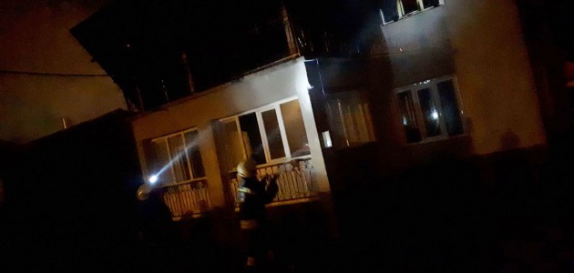 Konya'da yıldırım düşen 2 katlı ev yandı
