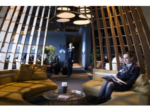 Kabin memuru çift havadaki zorlukları birlikte aşıyor