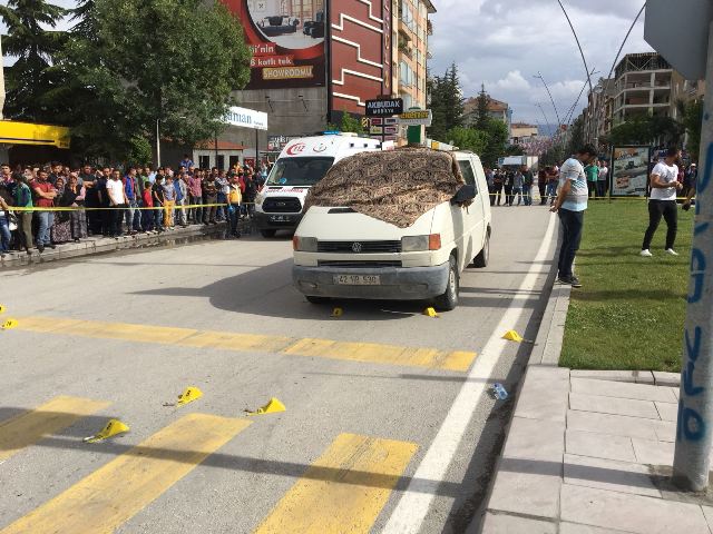 Husumetlisini kırmızı ışıkta öldürdü