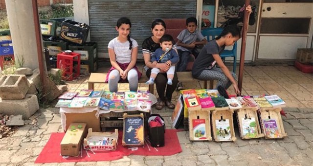 Okunsun diye kitap toplayıp dağıtıyorlar